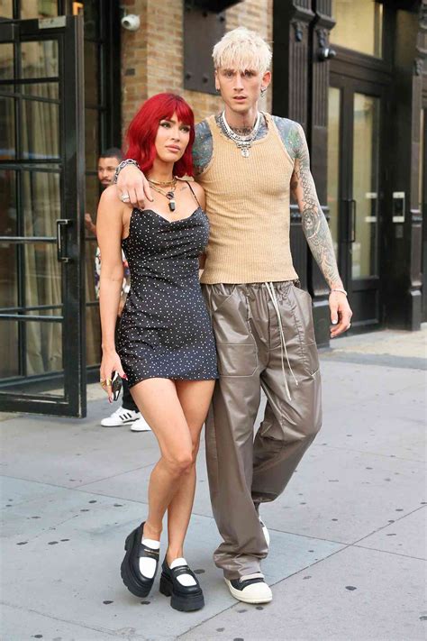 Megans Foxy Feet: Machine Gun Kelly says Megan Fox has the。